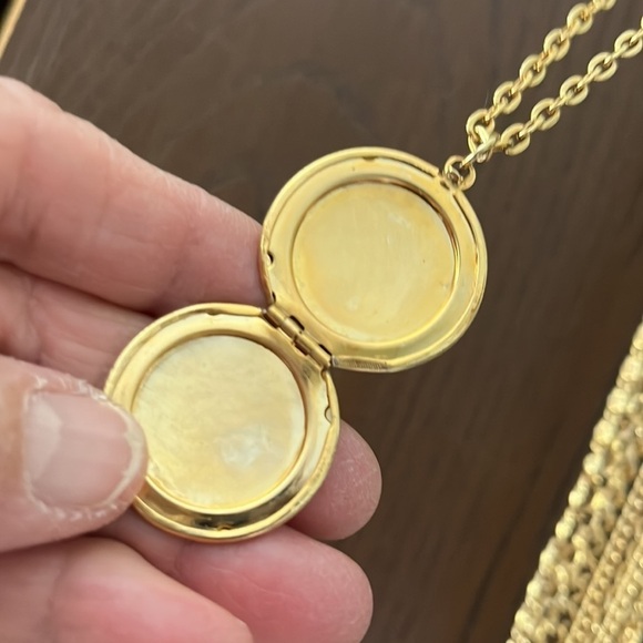 Locket necklace. Gold color. Not real gold. - Picture 3 of 6